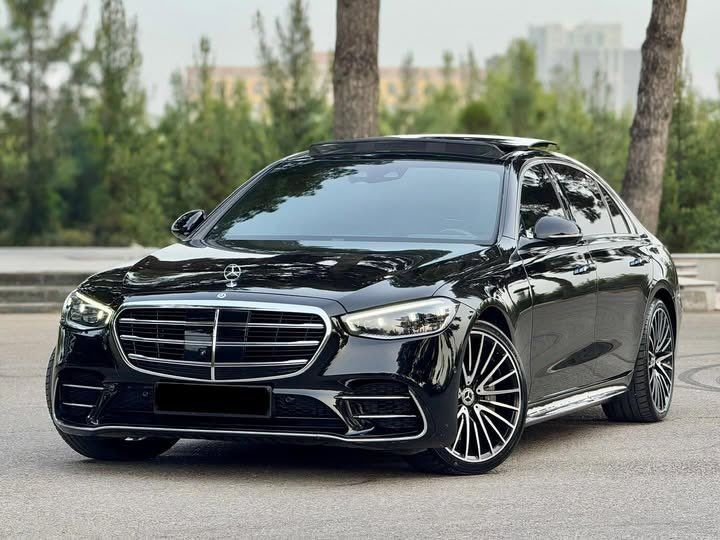 Mercedes Clase S negro de lujo con chofer privado en CDMX, transporte ejecutivo premium Golden Drive